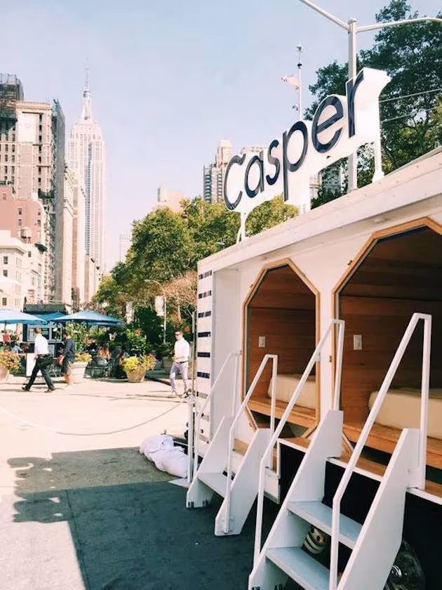 Tráiler de The Nap Tour en una calle de Nueva York con escaleras blancas y el Empire State al fondo