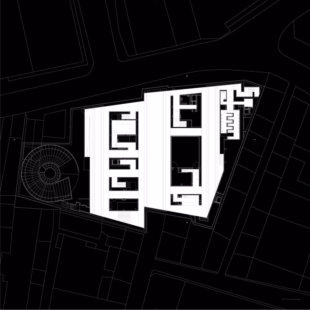 Planta del primer nivel del Centro de Artes de Sines en blanco sobre el entorno urbano en negro