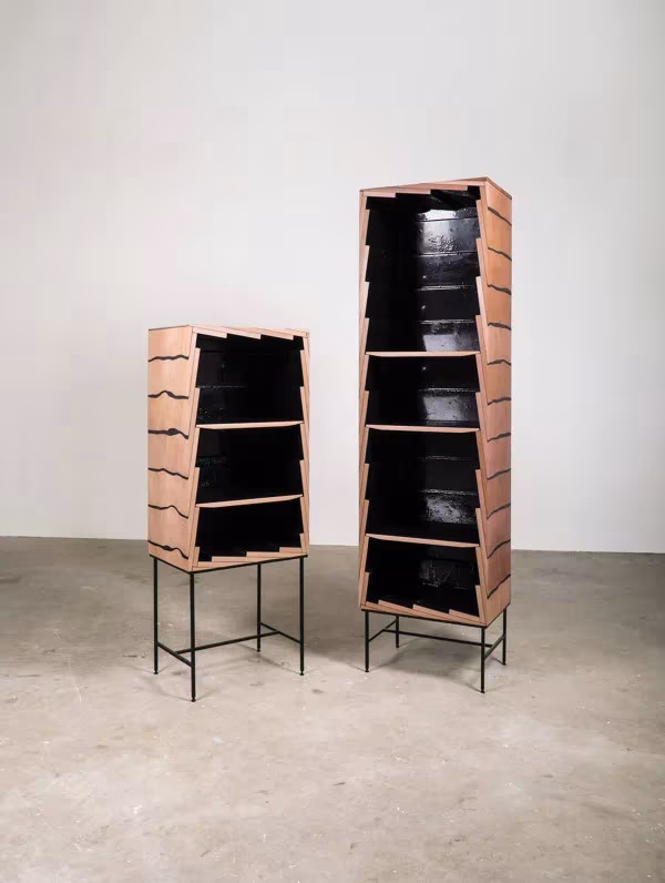 Dos muebles Fuse de Studio Truly Truly en cedro y resina negra, uno bajo con patas metálicas y otro alto