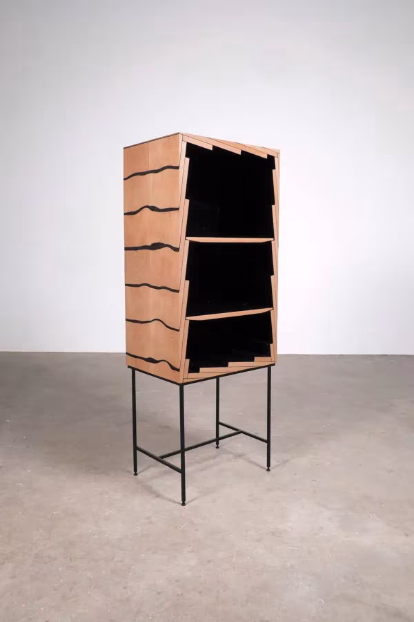 Mueble Fuse de Studio Truly Truly visto en diagonal, con laterales de cedro ondulados y baldas negras