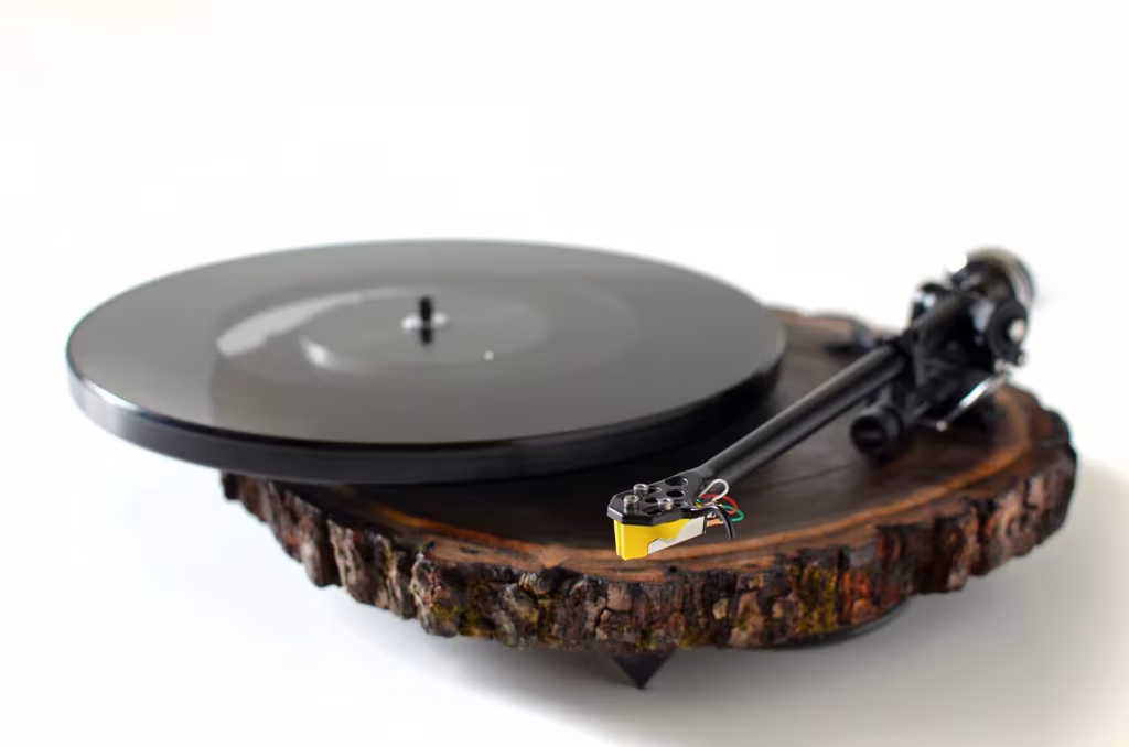 Tocadiscos Sampo con plato negro y brazo de lectura sobre una base de madera oscura con corteza