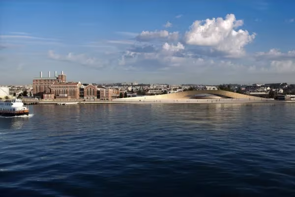 El MAAT y la antigua central eléctrica de Belém vistos desde el río Tajo bajo un cielo con nubes