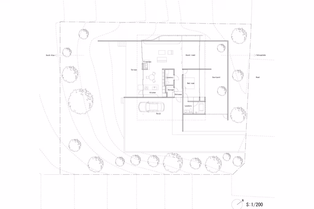 Plano de planta de la Solid Cedar House de Shigeru Ban con el jardín arbolado alrededor