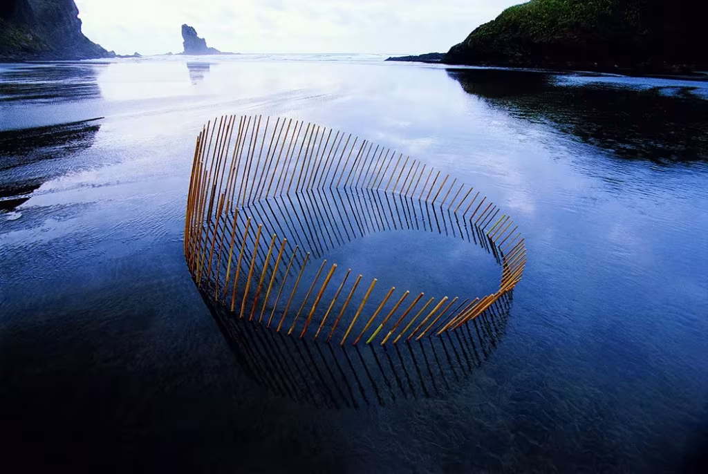Martin Hill escultura circulo emergiendo del lago
