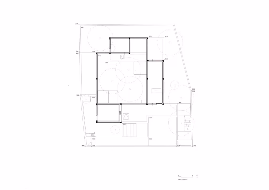 Planta de la Casa en Oeiras de Pedro Domingos Arquitectos con las estancias en torno al patio central