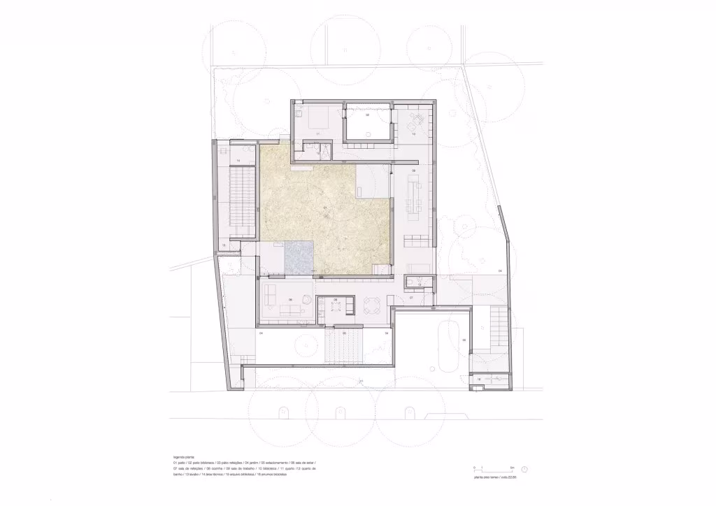Planta de la Casa en Oeiras con el patio pavimentado en ocre y los árboles del jardín