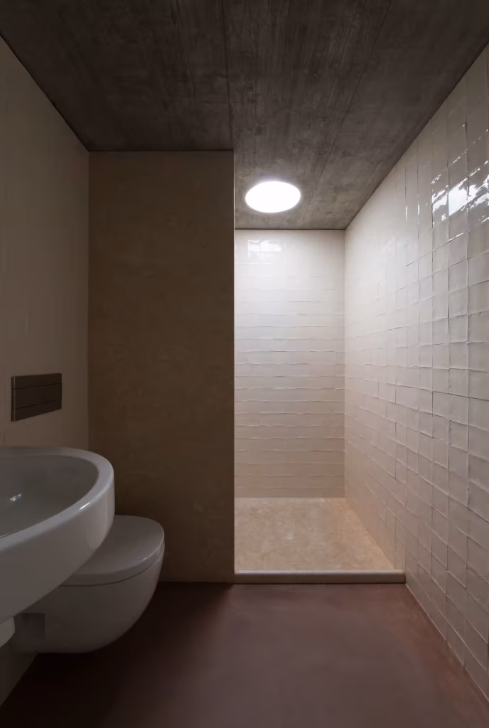 Baño de la Casa en Oeiras con techo de hormigón, lucernario circular y azulejo blanco