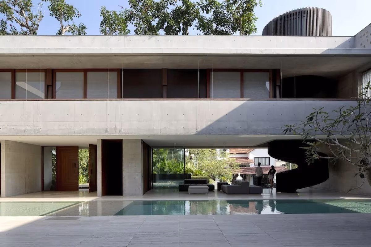 Courtyard House de Formwerkz Architects con la piscina bajo los forjados de hormigón y la escalera de caracol, Singapur