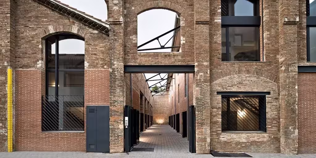 Imagen de exterior proyecto Garcés De Seta Bonet en Barcelona Pasaje interior entre naves de ladrillo de los lofts de Garcés De Seta Bonet en el Poblenou
