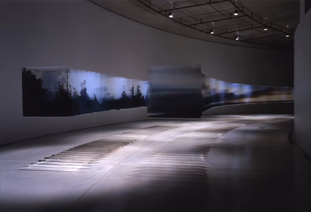 Layer Drawing de Nobuhiro Nakanishi, paisaje de láminas superpuestas en una sala oscura