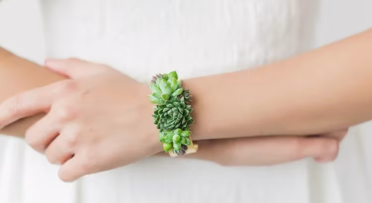 Detalle brazalete hecho de plantas vivas