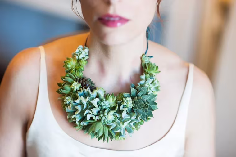 detalle del collar hecho a base de plantas vivas
