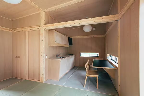 Detalle de la cocina, cabaña de corcho con interior en madera