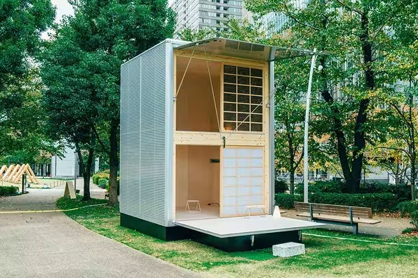 Vista exterior de la Cabaña en de Konstantin Grcic de aluminio y madera