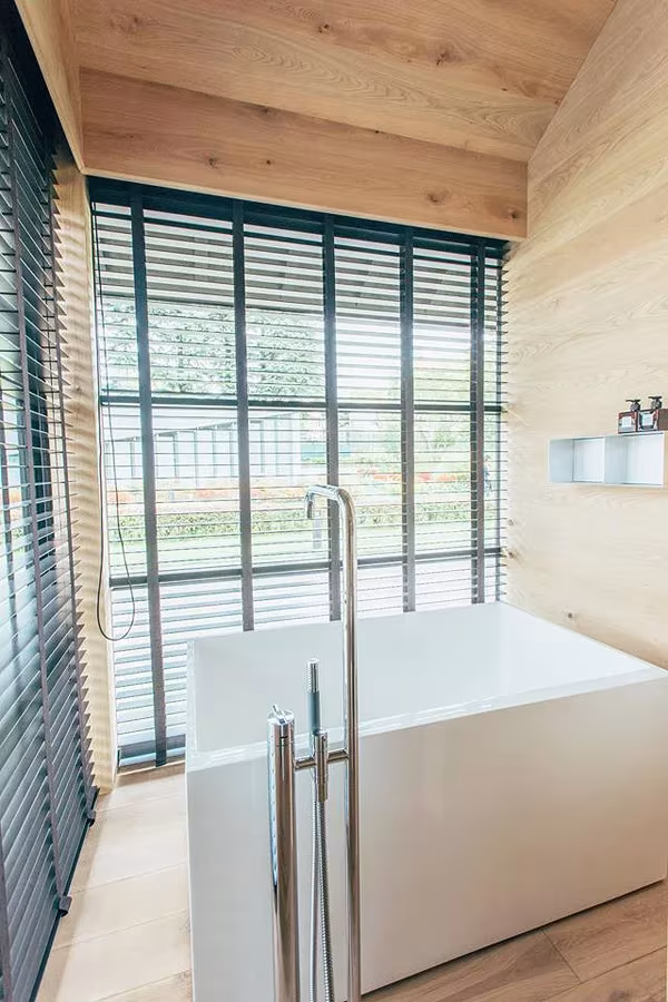 Vista del baño de la cabaña de madera de Naoto Fukasawa