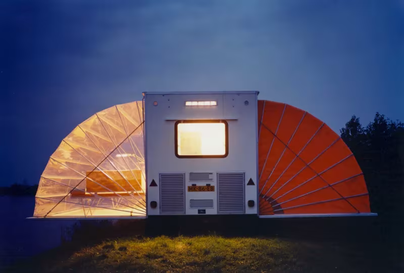 Autocaravana abierta con amplios espacios interiores