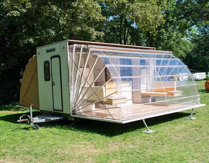 Detalle de los toldos de vinilo y mobiliario plegable de la caravana extensible
