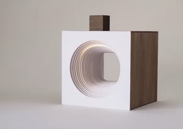 Detalle de la lámpara con el cubo superior