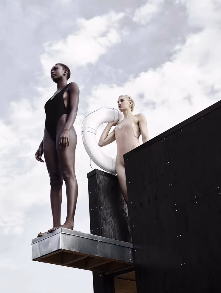 sauna gocstudio despiertaymira wa_sauna seatlewa_sauna Dos mujeres en bañador sobre la plataforma de la sauna flotante wa_sauna bajo un cielo nublado