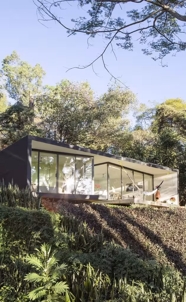 Bungalow LMM de Cadaval & Solà-Morales en Tepoztlán, volumen negro acristalado sobre una ladera verde