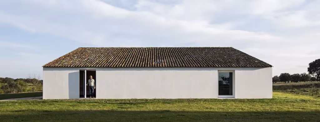 Casa no Tempo, casa de labranza blanca con tejado de teja en un prado del Alentejo