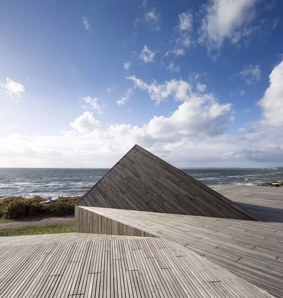 Dorte Mandrup. Guardería infantil Råå. Detalle acabado exterior. Arquitectura escultórica Terraza de tablas de la Guardería Råå que se eleva en rampa frente al estrecho de Øresund