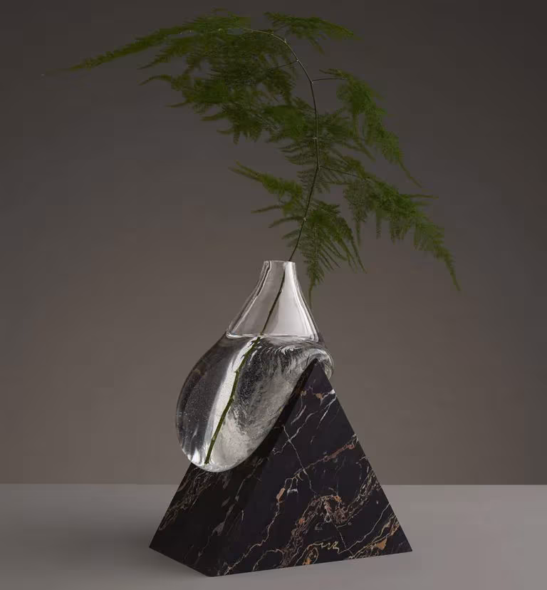 infinitive vases son una mezcla de recipiente y escultura