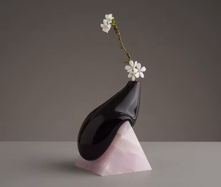 floreros deformados de vidrio soplado y piedra cortada