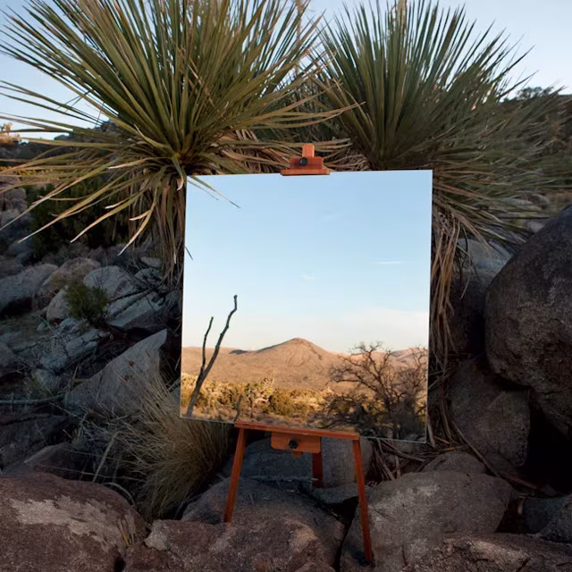 Espejo sobre caballete entre yucas y rocas en Joshua Tree, de la serie The Edge Effect de Daniel Kukla