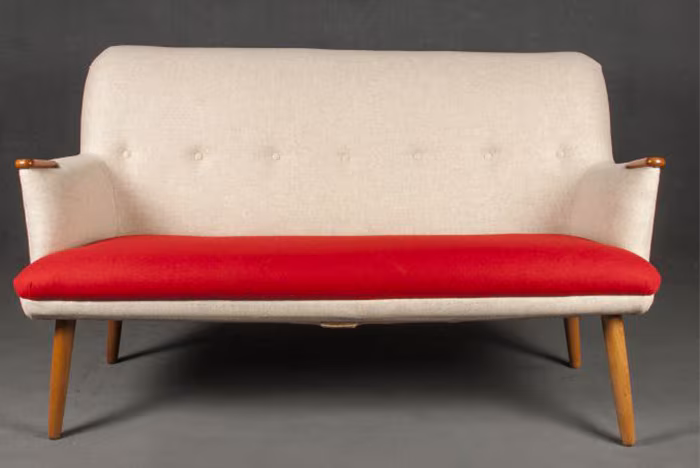 Sofá de dos plazas de los años 50 retapizado en crema con asiento rojo y patas de madera