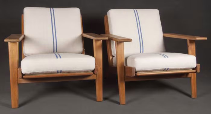 Cocina blanca con encimera, verduras frescas sobre tablas de madera y una tetera metálica