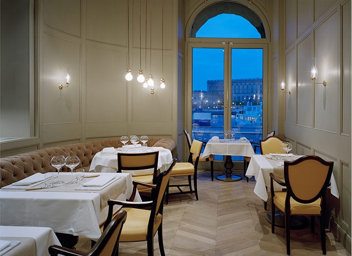 imagen restaurante con iluminacion de michael anastassiades