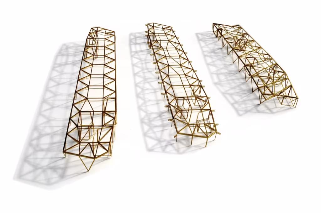 Tres maquetas de varillas de madera de la estructura triangulada de la nave Diagonal 80