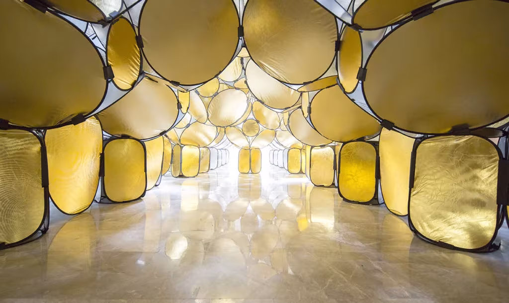 Interior dorado del Pop-up Habitat de PAO hecho con pantallas reflectoras circulares