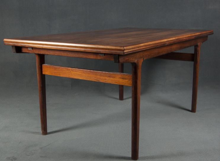 Detalle mesa comedor escandinava de palisandro de líneas rectas.