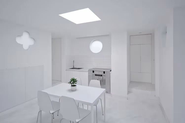 Split Courtyard House. TAO. superficies blancas contemporaneo Cocina comedor blanca de la Split Courtyard House con lucernario, ventana en flor y ventana redonda