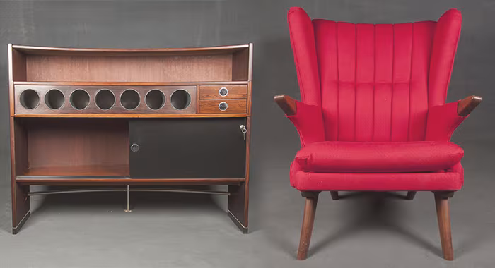 Mueble bar de los años 50 en madera y butaca de orejas tapizada en rojo