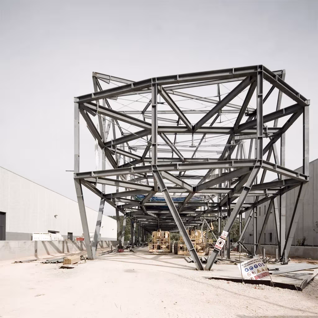 Diagonal80. Proyecto de Amid.Cero9. proceso construcción Estructura de acero triangulada de Diagonal 80 en obra, con maquinaria y materiales en el solar