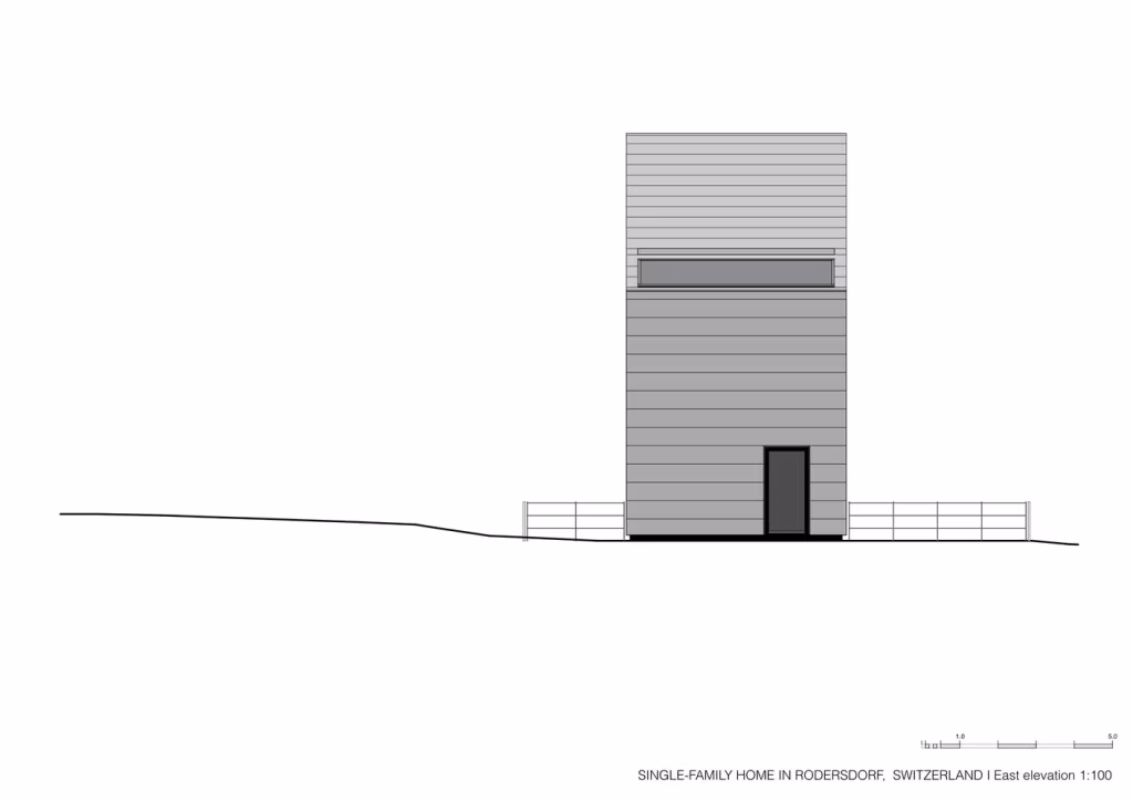 Alzado este de la casa de Rodersdorf, torre estrecha de revestimiento metálico sobre el terreno