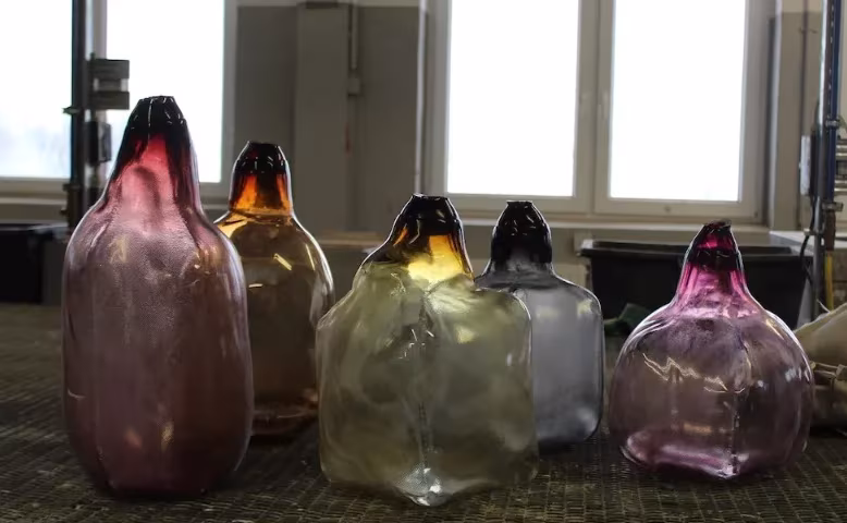 Los artesanos cortan y pulen las piezas para darles un acabado perfecto