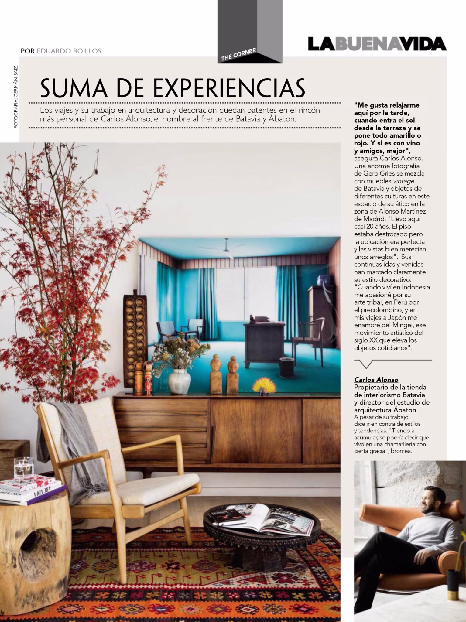 Entrevista a Carlos Alonso en GQ sobre un salón de BATAVIA con sillón de madera y cortinas turquesa