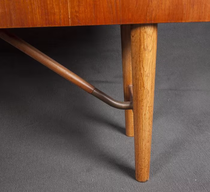 Detalle de pata de mueble años 50 recta y delgada.