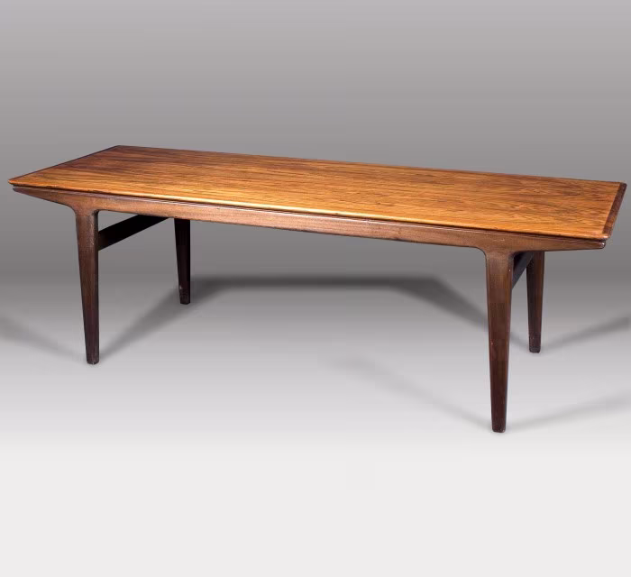 Mesa años 50 práctica y cómoda.