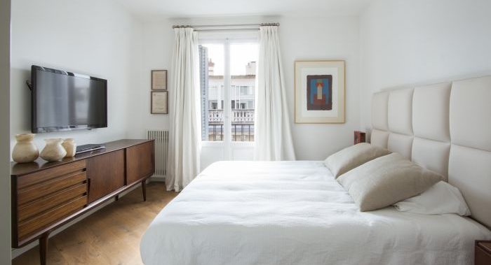 habitacion decorada con muebles de diseño escandinavo