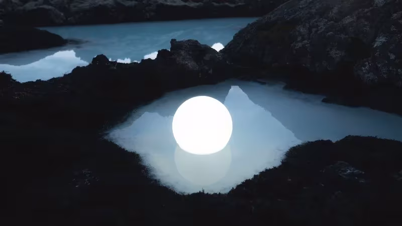 Esfera lumínica flotando en el agua