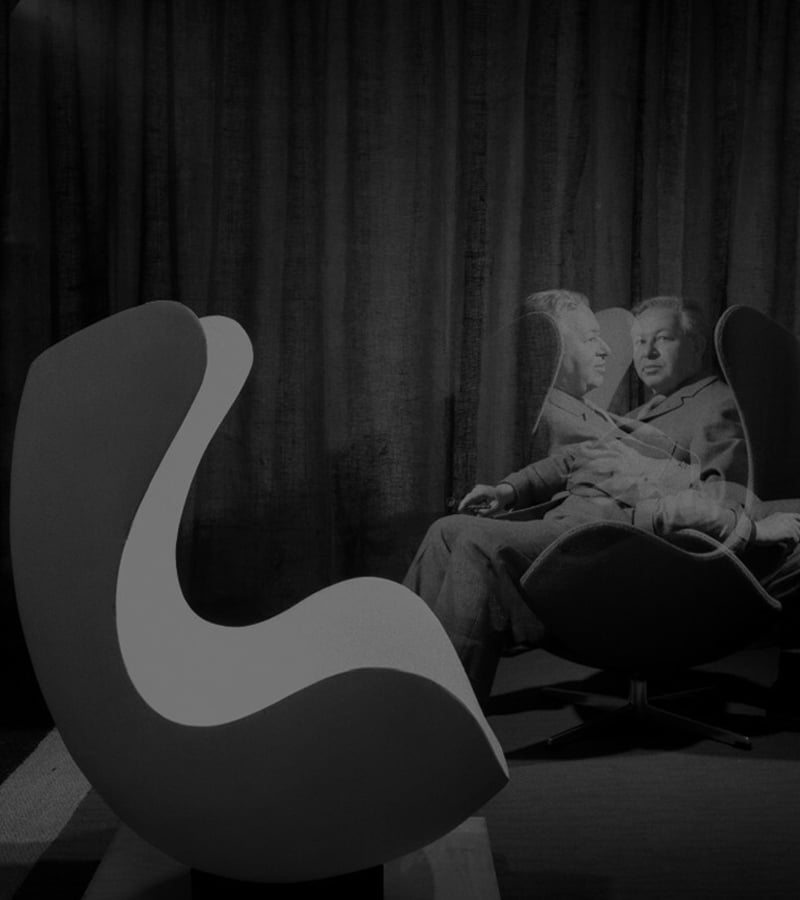 Diseñador nórdico Jacobsen junto a butaca egg