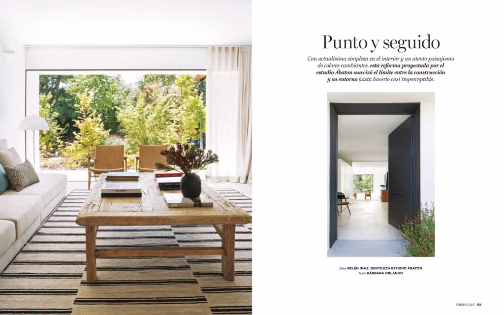 Páginas de la revista Living con el salón de la reforma de ÁBATON y BATAVIA en La Moraleja abierto al jardín