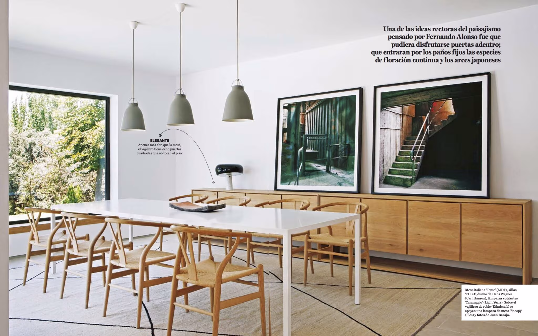 Comedor de la reforma de La Moraleja en Living, con mesa blanca, sillas de madera y lámparas colgantes