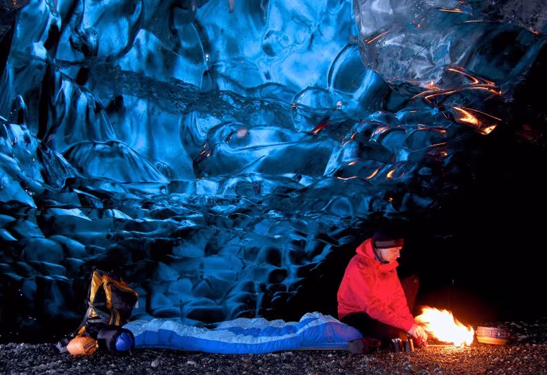 Cueva de hielo situada en la laguna congelada del glaciar Svínafellsjökull