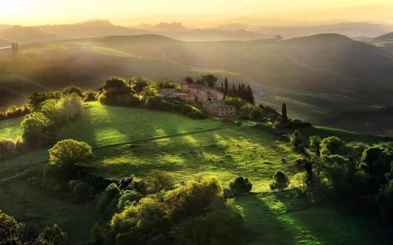 Soleado paisaje de la Toscana